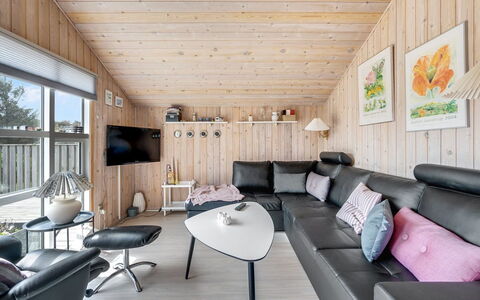 Birger - 500M from the Sea: Hout, Interieur Ontwerp, Plafond, Meubilair, Huis, Woonkamer, Kamer, Lichte Inrichting, Bankstel, Houten Vloer