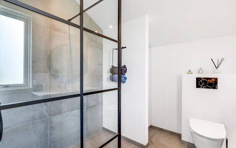 Birger - 500M from the Sea: Muur, Flooring, Interieur Ontwerp, Verdieping, Loodgieterswerkinrichting, Plafond, Badkamer, Kamer, Loodgieter, Appartement