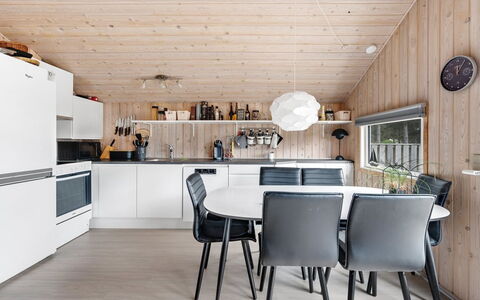 Birger - 500M from the Sea: Meubilair, Hout, Interieur Ontwerp, Plafond, Keuken, Lichte Inrichting, Keuken En Eettafel, Flooring, Huis, Verlichting