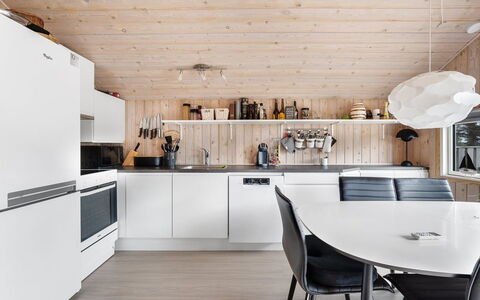 Birger - 500M from the Sea: Keuken, Meubilair, Countertop, Interieur Ontwerp, Toestel Van De Keuken, Flooring, Lichte Inrichting, Hout, Plafond, Major Appliance