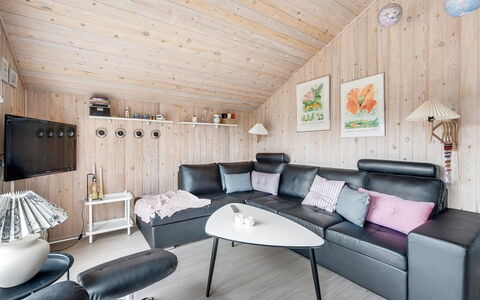 Birger - 500M from the Sea: Meubilair, Interieur Ontwerp, Hout, Plafond, Huis, Woonkamer, Kamer, Verlichting, Verdieping, Flooring