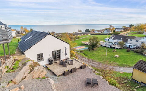 Eleana - 300M from the Sea: Hout, Dak, Architectuur, Huis, Huis, Verblijf, Siding, Hardwood, Helling, Landgoed