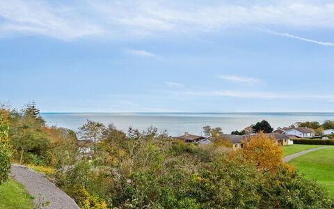 Eleana - 300M from the Sea: Hout, Dak, Architectuur, Huis, Huis, Verblijf, Siding, Hardwood, Helling, Landgoed