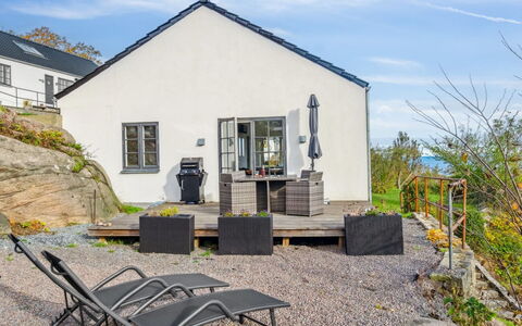 Eleana - 300M from the Sea: Hout, Dak, Architectuur, Huis, Huis, Verblijf, Siding, Hardwood, Helling, Landgoed