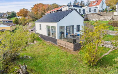 Eleana - 300M from the Sea: Hout, Dak, Architectuur, Huis, Huis, Verblijf, Siding, Hardwood, Helling, Landgoed