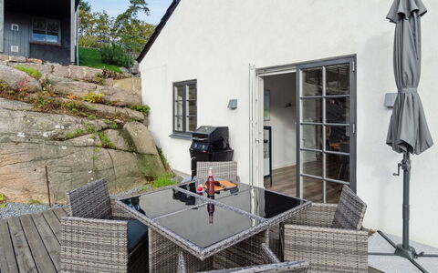 Eleana - 300M from the Sea: Hout, Dak, Architectuur, Huis, Huis, Verblijf, Siding, Hardwood, Helling, Landgoed