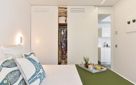 Aida 206: Eigendom, Interieur Ontwerp, Comfort, Flooring, Verdieping, Bed, Plafond, Hout, Linens