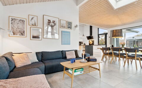 Windelgard - 140M from the Sea: Hout, Dak, Architectuur, Huis, Huis, Verblijf, Siding, Hardwood, Helling, Landgoed