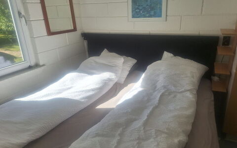Pia - 250M to the Fjord: Hout, Slaapkamer, Bed, Verdieping, Bedding, Flooring, Linens, Meubilair, Laken, Bed Frame