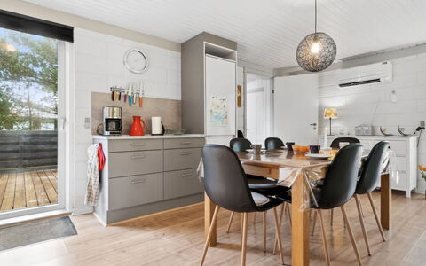 Pia - 250M to the Fjord: Flooring, Meubilair, Interieur Ontwerp, Hout, Verdieping, Plafond, Keuken, Houten Vloer, Countertop, Keuken En Eettafel