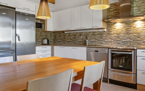 Nilikuru D9: Meubilair, Countertop, Keuken, Interieur Ontwerp, Flooring, Muur, Cabinetry, Lichte Inrichting, Hout, Plafond