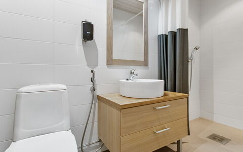 Nilikuru D9: Loodgieterswerkinrichting, Flooring, Interieur Ontwerp, Verdieping, Badkamer, Wastafel In De Badkamer, Toilet, Wastafel, Kraan, Badkamerkast