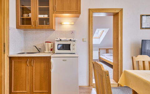 Janské Lázně 1: Cabinetry, Meubilair, Countertop, Gebouw, Toestel Van De Keuken, Hout, Keuken, Interieur Ontwerp, Huishoudapparatuur, Stoel