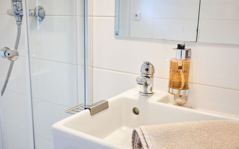 Pod Liščím Kopcem 2+2: Badkamer, Loodgieterswerkinrichting, Interieur Ontwerp, Kraan, Loodgieter, Spiegel, Wastafel, Kamer, Wastafel In De Badkamer