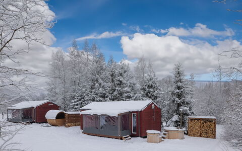 Pod Liščím Kopcem 2+2: Wolk, Lucht, Gebouw, Sneeuw, Fabriek, Venster, Huis, Natuurlijk Landschap, Boom, Verblijf