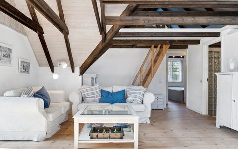 Emanuela - 800M from the Sea: Flooring, Interieur Ontwerp, Hout, Meubilair, Plafond, Verdieping, Houten Vloer, Woonkamer, Kamer, Bankstel