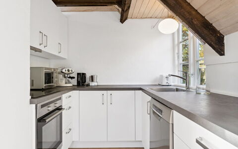 Emanuela - 800M from the Sea: Keuken, Countertop, Flooring, Interieur Ontwerp, Hout, Plafond, Toestel Van De Keuken, Verdieping, Meubilair, Cabinetry