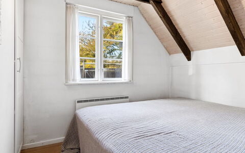Emanuela - 800M from the Sea: Muur, Hout, Flooring, Verdieping, Slaapkamer, Plafond, Interieur Ontwerp, Bed, Huis, Appartement