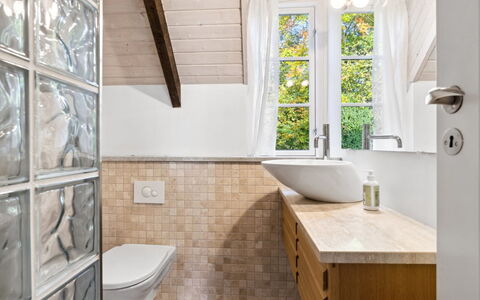 Emanuela - 800M from the Sea: Flooring, Muur, Interieur Ontwerp, Verdieping, Loodgieterswerkinrichting, Badkamer, Loodgieter, Huis, Tegel, Plafond