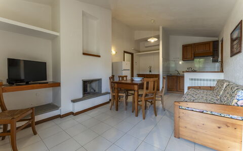 Giannella Apartment - Orbetello, Toscana: Tafel, Meubilair, Eigendom, Fotolijst, Hout, Televisie, Gebouw, Lade, Interieur Ontwerp, Stoel