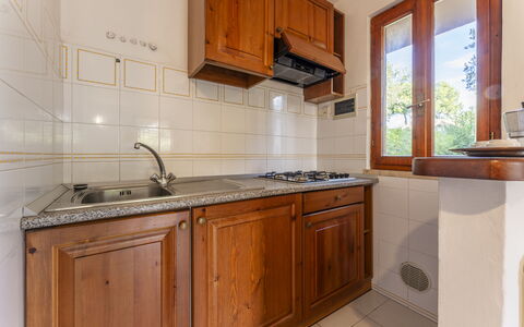 Giannella Apartment - Orbetello, Toscana: Bruin, Cabinetry, Gootsteen, Countertop, Eigendom, Meubilair, Wastafel, Kraan, Gebouw, Keuken