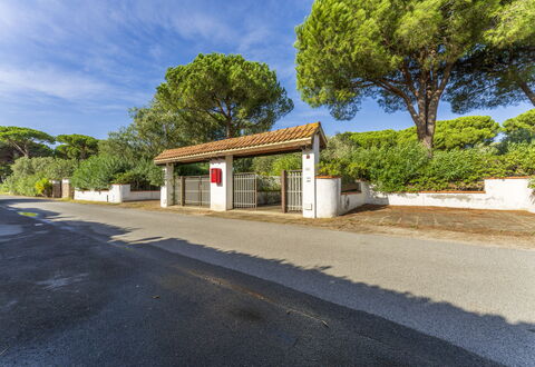 Giannella Apartment - Orbetello, Toscana: Lucht, Wolk, Eigendom, Fabriek, Weg Oppervlak, Boom, Asfalt, Schaduw, Land Lot, Buurt