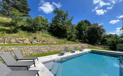 Villa Luana: Zwembad, Tuin, Landscaping, Schaduw, Buitenmeubels, Flagstone, Backyard, Waterpartij, Ligstoel