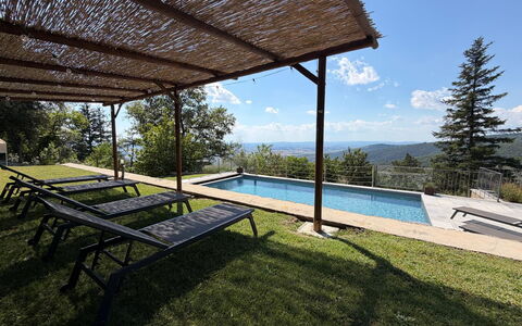 Villa Luana: Zwembad, Bergketen, Heuvel Station, Schaduw, Buitenmeubels, Eco Hotel, Toevlucht, Ridge, Balkon, Veranda