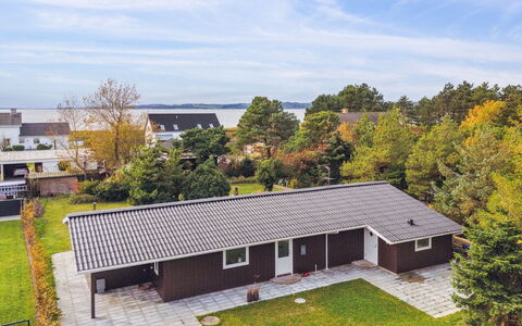 Ilva - 250M from the Sea: Dak, Huis, Deur, Verblijf, Schaduw, Siding, Werf, Landgoed, Backyard