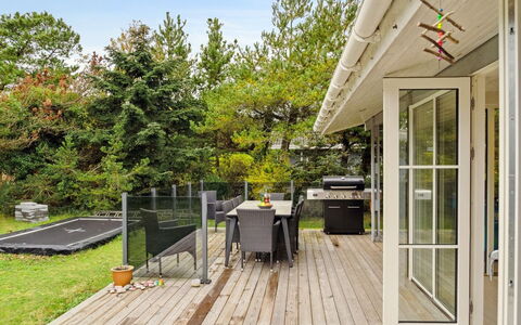 Ilva - 250M from the Sea: Dak, Huis, Deur, Verblijf, Schaduw, Siding, Werf, Landgoed, Backyard