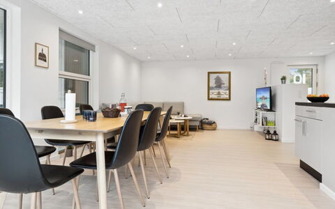 Ilva - 250M from the Sea: Dak, Huis, Deur, Verblijf, Schaduw, Siding, Werf, Landgoed, Backyard