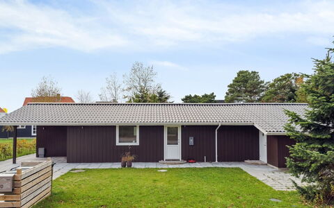 Ilva - 250M from the Sea: Dak, Huis, Deur, Verblijf, Schaduw, Siding, Werf, Landgoed, Backyard