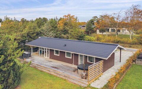 Ilva - 250M from the Sea: Dak, Huis, Deur, Verblijf, Schaduw, Siding, Werf, Landgoed, Backyard
