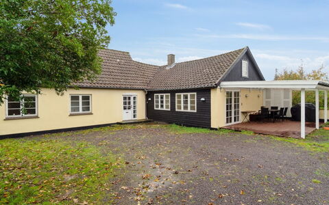 Edele - 3.8Km from the Sea: Dak, Huis, Deur, Verblijf, Schaduw, Siding, Werf, Landgoed, Backyard