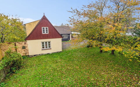 Edele - 3.8Km from the Sea: Dak, Huis, Deur, Verblijf, Schaduw, Siding, Werf, Landgoed, Backyard