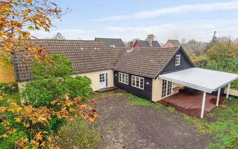 Edele - 3.8Km from the Sea: Dak, Huis, Deur, Verblijf, Schaduw, Siding, Werf, Landgoed, Backyard