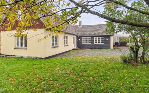 Edele - 3.8Km from the Sea: Dak, Huis, Deur, Verblijf, Schaduw, Siding, Werf, Landgoed, Backyard