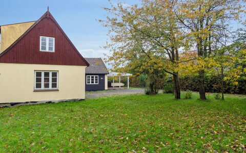 Edele - 3.8Km from the Sea: Dak, Huis, Deur, Verblijf, Schaduw, Siding, Werf, Landgoed, Backyard