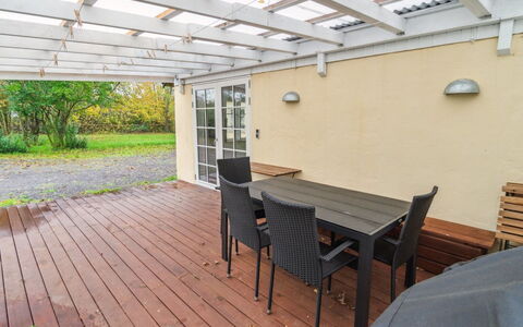 Edele - 3.8Km from the Sea: Dak, Huis, Deur, Verblijf, Schaduw, Siding, Werf, Landgoed, Backyard