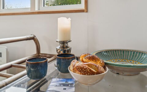 Edele - 3.8Km from the Sea: Dak, Huis, Deur, Verblijf, Schaduw, Siding, Werf, Landgoed, Backyard