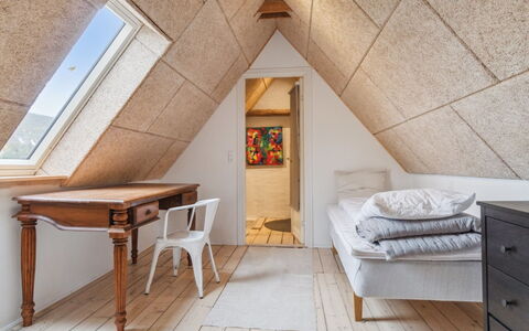 Edele - 3.8Km from the Sea: Dak, Huis, Deur, Verblijf, Schaduw, Siding, Werf, Landgoed, Backyard