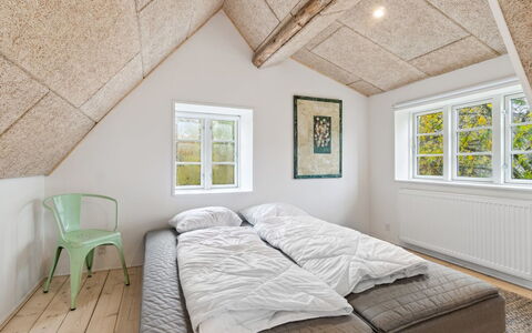 Edele - 3.8Km from the Sea: Dak, Huis, Deur, Verblijf, Schaduw, Siding, Werf, Landgoed, Backyard