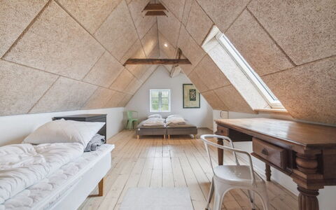 Edele - 3.8Km from the Sea: Dak, Huis, Deur, Verblijf, Schaduw, Siding, Werf, Landgoed, Backyard