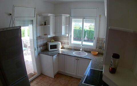 Villa Laura: Cabinetry, Gootsteen, Countertop, Venster, Wastafel, Toestel Van De Keuken, Keuken, Fornuis, Interieur Ontwerp, Huishoudapparatuur