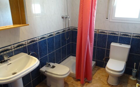 Villa Laura: Eigendom, Loodgieterswerkinrichting, Blauw, Purper, Badkamer, Kraan, Zwart, Wastafel, Wastafel In De Badkamer