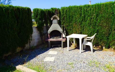 Villa Laura: Fabriek, Plantengemeenschap, Groen, Lucht, Tafel, Buitenmeubels, Openluchtbank, Vegetation, Natuurlijk Landschap, Landschap