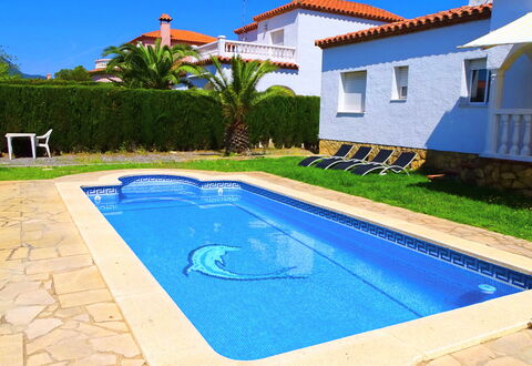 Villa Laura: Water, Gebouw, Fabriek, Eigendom, Zwembad, Azure, Blauw, Lucht, Venster, Schaduw