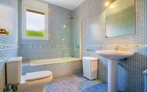 Villa Manuela: Wastafel, Eigendom, Loodgieterswerkinrichting, Bad, Purper, Kraan, Azure, Badkamer, Venster, Interieur Ontwerp