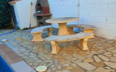 Villa Manuela: Eigendom, Tafel, Fabriek, Weg Oppervlak, Hout, Flooring, Verdieping, Buitenmeubels, Gras, Steen