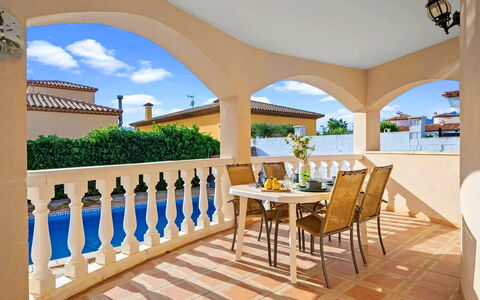 Villa Manuela: Tafel, Meubilair, Eigendom, Wolk, Lucht, Stoel, Gebouw, Azure, Buitenmeubels, Hout